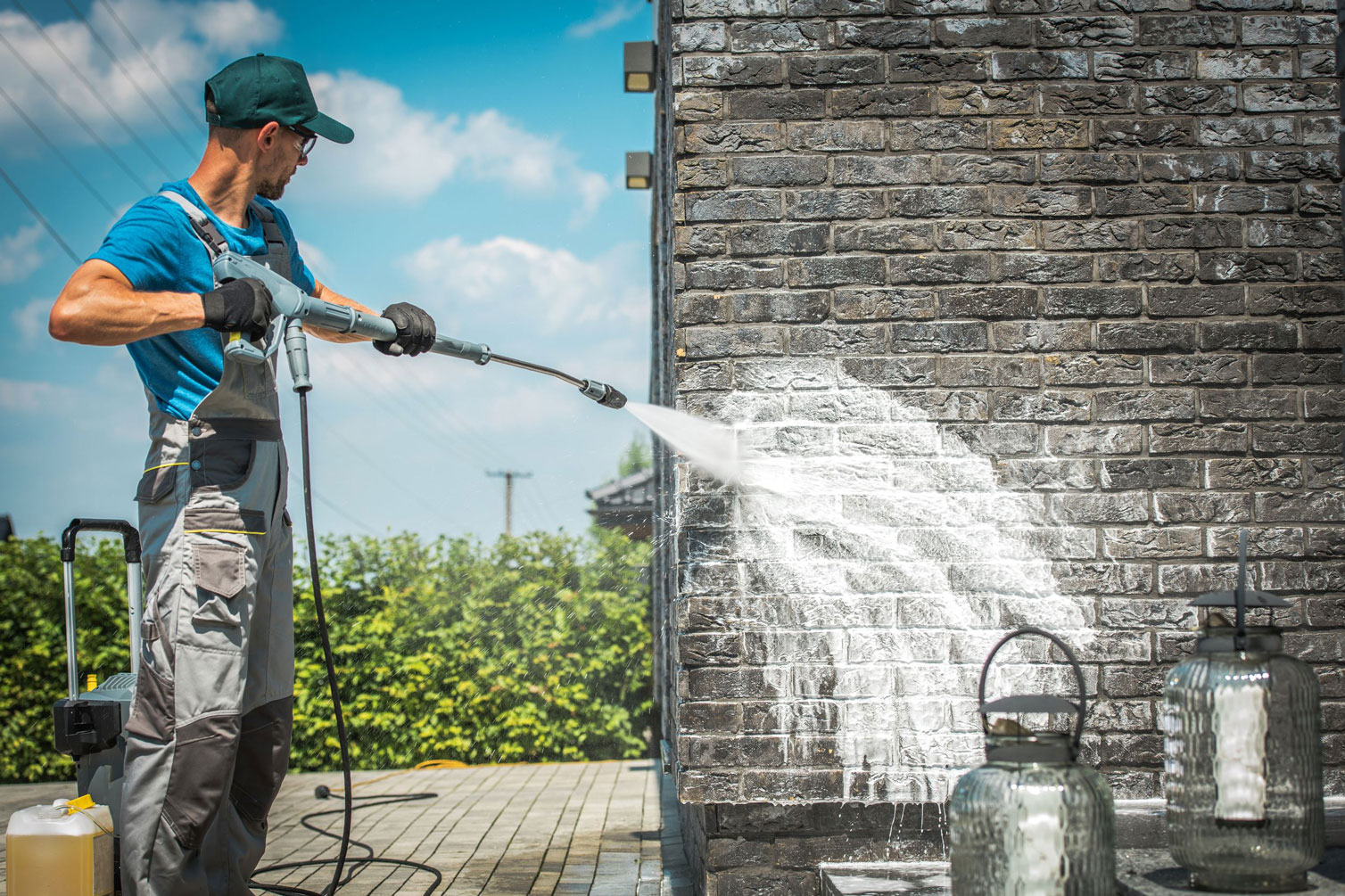 hombre limpiando pared con una hidro